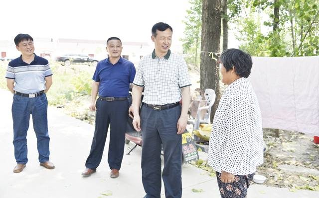 市政协副主席、县委书记刘胜到长集镇走访慰问贫困户 